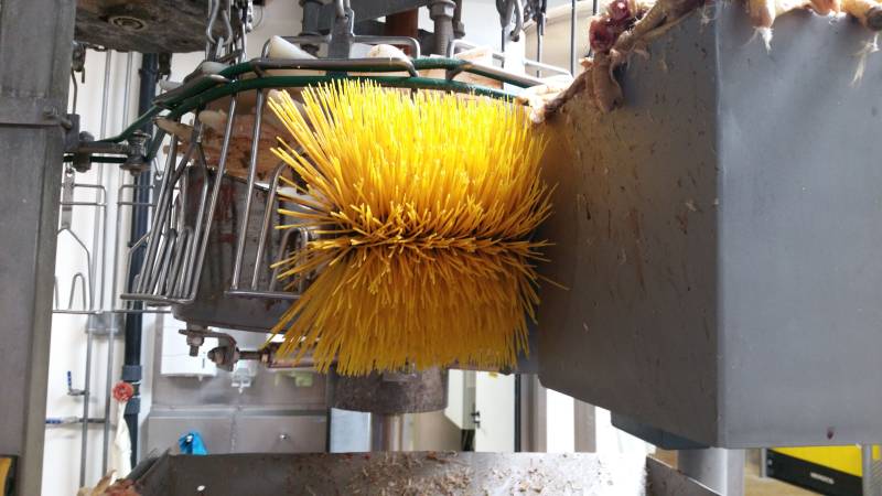 Balai frotteur pour continuité électrique et dépoussiérage de rails en environnement industriel à Barcelone en Espagne