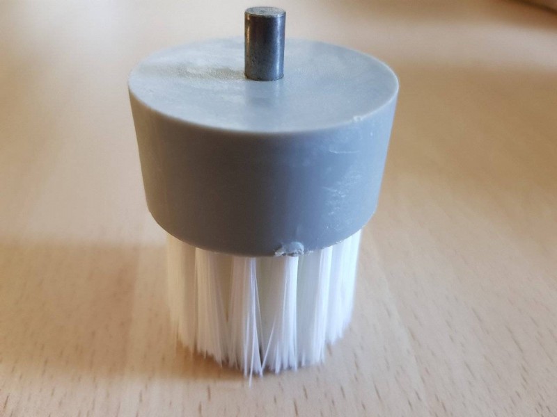 Fabrication de brosses plateau pour ébavurage de pièces plastiques et autres matériaux : expertise dans l'Eure