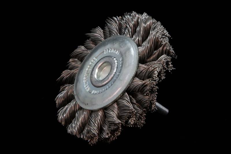 Brosses circulaires utilisée pour l'ébavurer et nettoyer dans le secteur industrielle à Paris